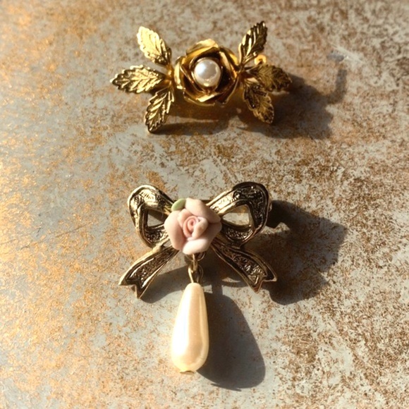 Two Vintage Rose Faux Pearl Brooches - Picture 7 of 7